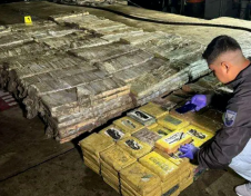 震惊！近一吨毒品！该集装箱船被查，多家船司共舱！